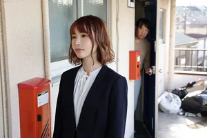 Gã cạnh nhà biến thái thường xuyên nghe tiếng rên của đôi người vợ chồng yêu trẻ cạnh bên