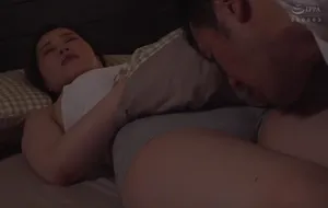 3 ngày Anh xã đi bàn việc làm ăn, Cô vợ ở nhà nữa đêm bị bố Ông xã mò vào phòng