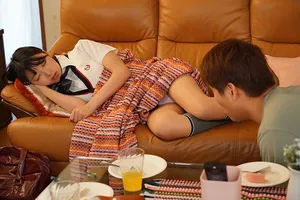 Chàng trai trộm nhìn quần lót eny cô bạn gái đang ngủ thì bị phát hiện