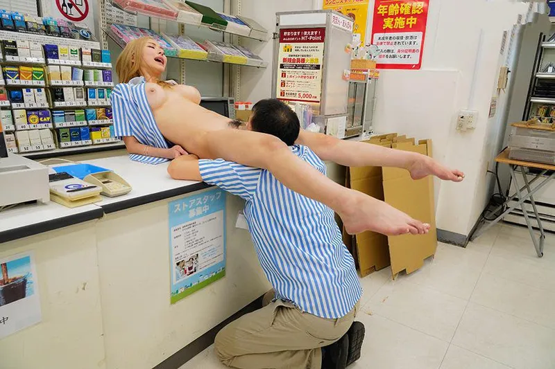 Anh quản lý tống tình con yêu ngổ ngáo của chủ cửa hàng tiện lợi