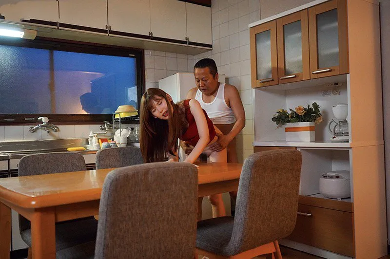 Con gái bị Gã chồng mới của má địt mỗi ngày, cho dù đã có người yêu